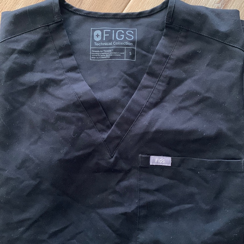 FIGS one pocket top
